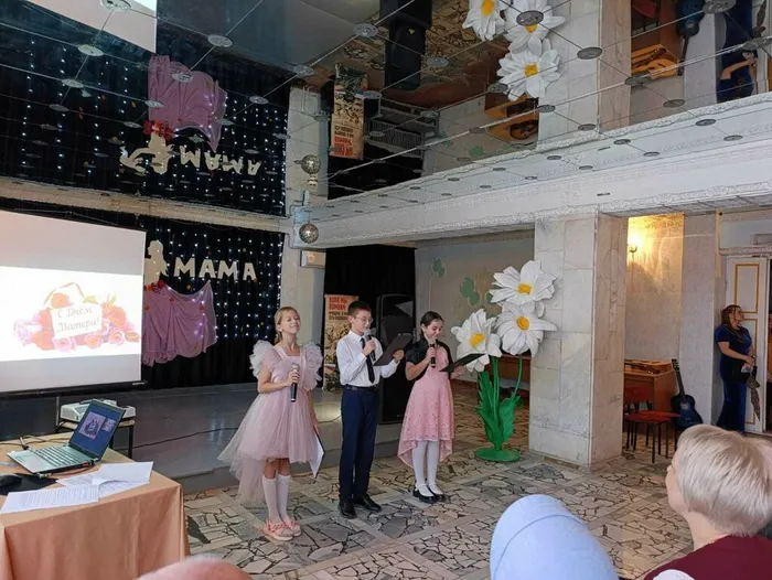 деньмамы красный 4